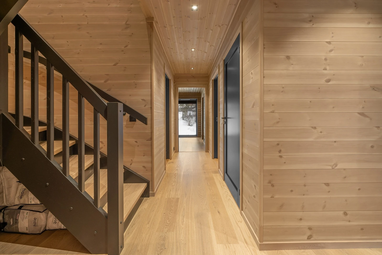 Gangen i 1. etg. Tv-stue i enden. Galleribilde