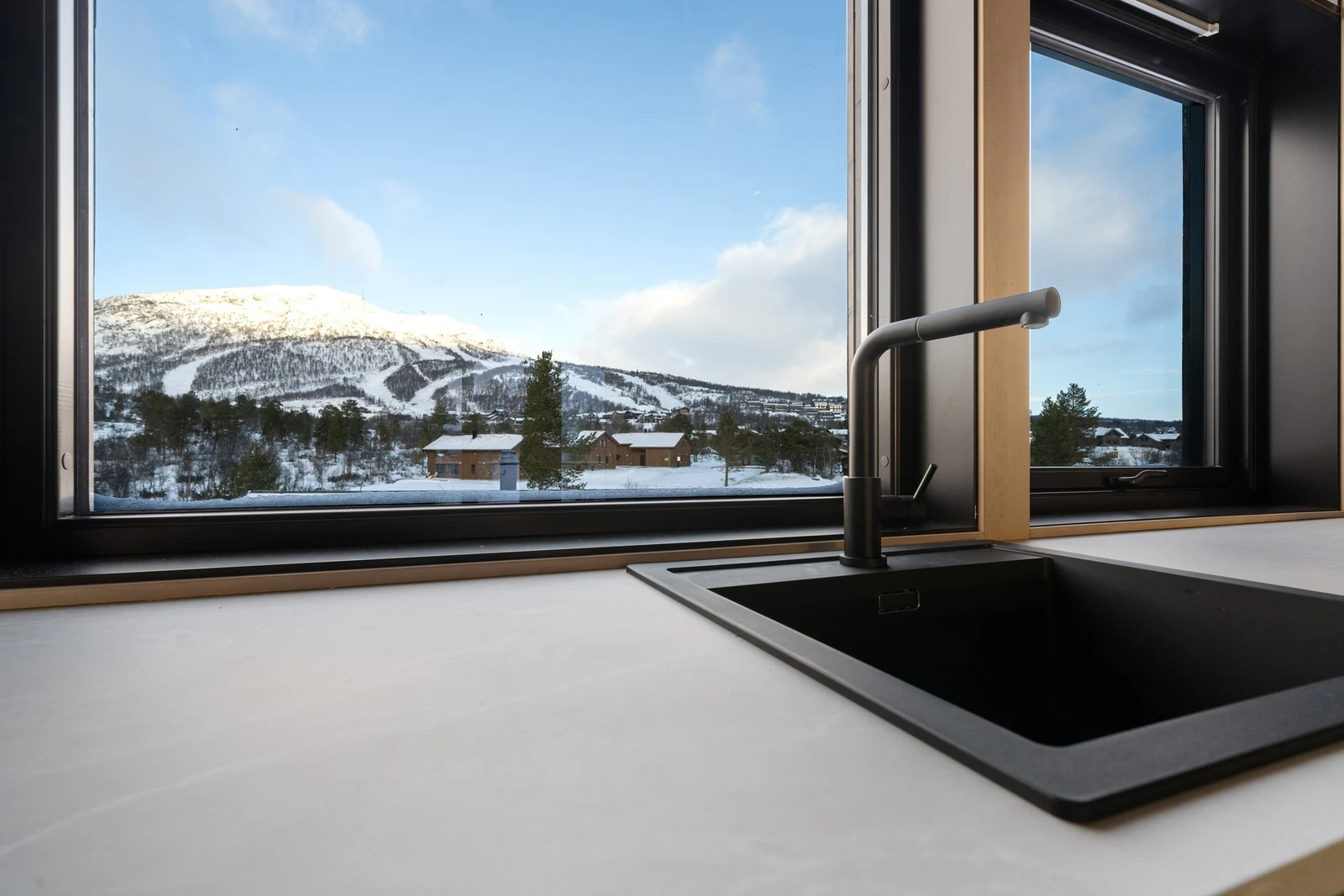 Utsikten fra kjøkkenet mot skisenteret. Galleribilde