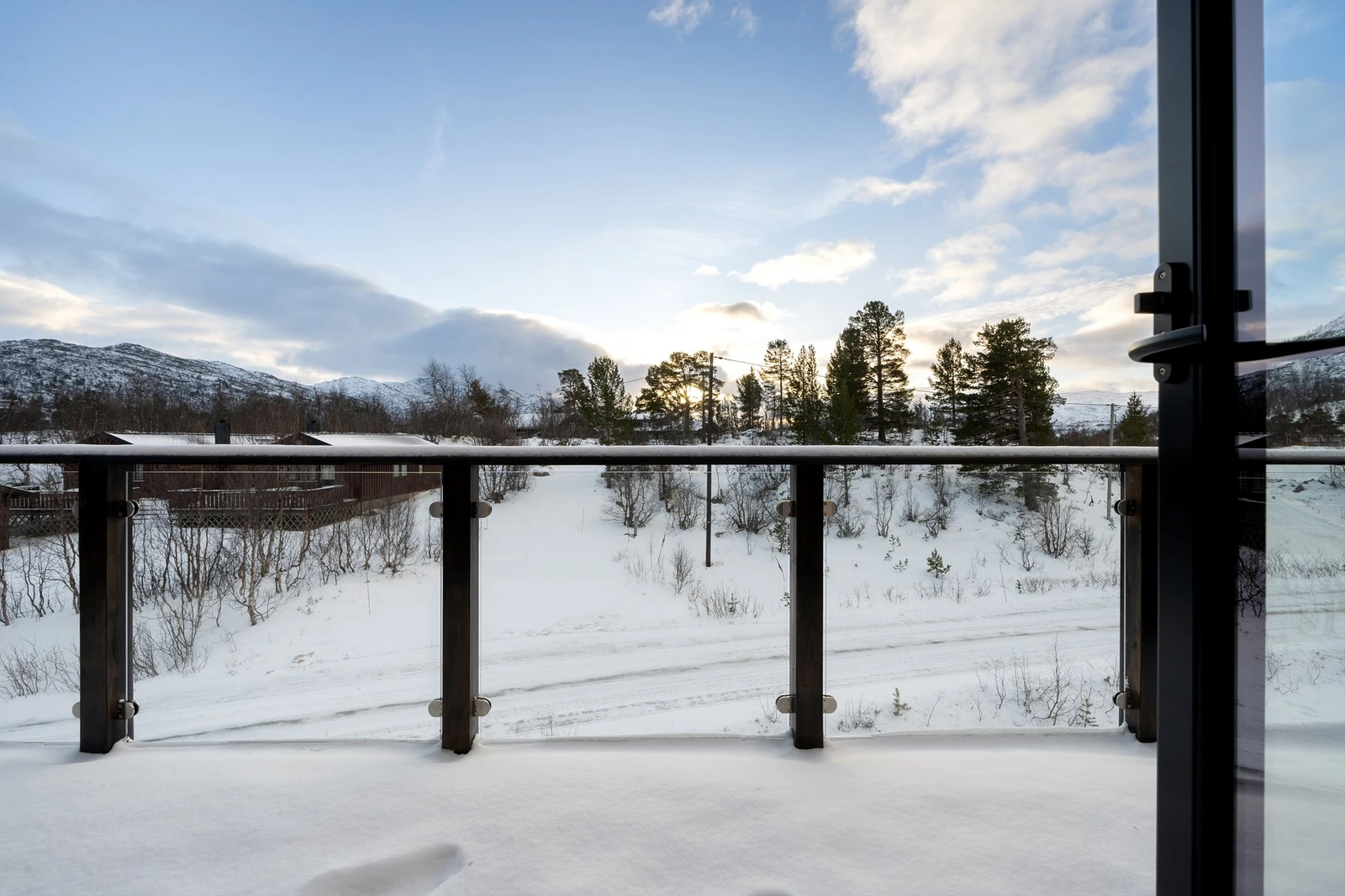Solrik veranda med utsikt mot Hartevassnutane og Enden. Galleribilde
