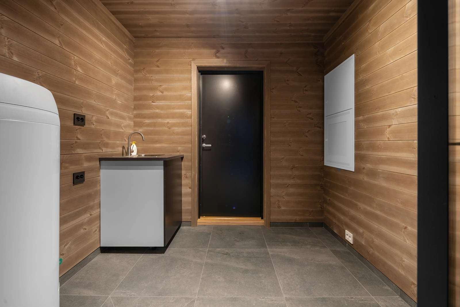 Vaskerom og bod med egen inngang. Galleribilde