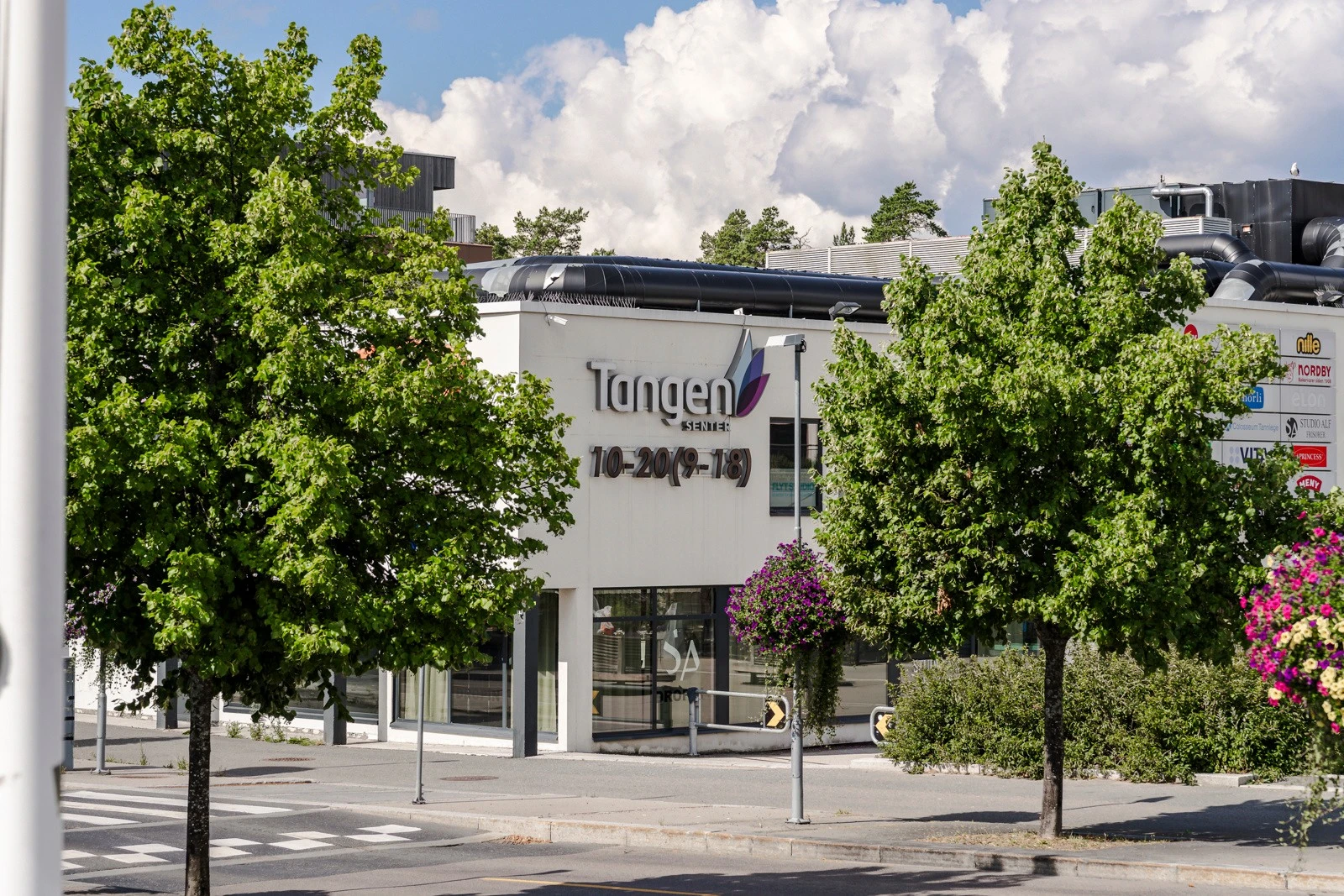 Tangen Nærsenter ligger ca. 7 minutter unna med bil og byr på et bredt utvalg av butikker, Meny, Vinmonopol, kaféer, apotek og helsetjenester. Galleribilde