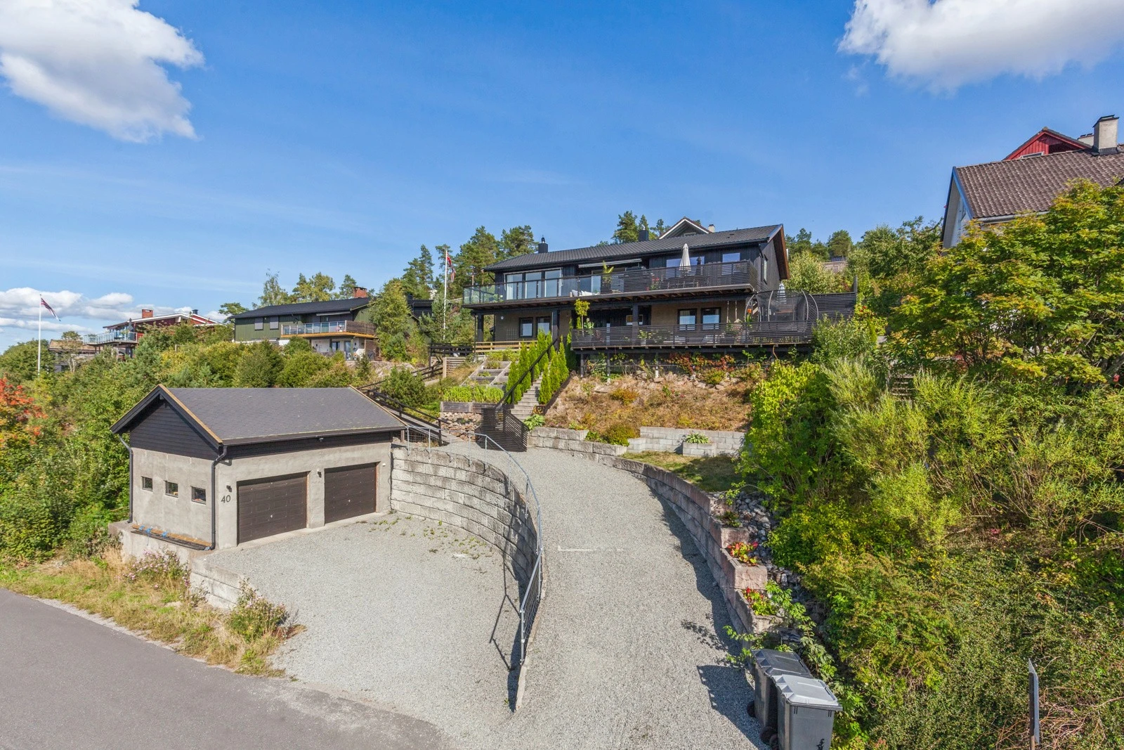 Enkel adkomst til både garasje og hus. Med god plass til flere biler i oppkjørselen. I tillegg har huset en snarvei rett bak huset som tar deg til bussen på 2 minutter og skolen på 5 minutter. Galleribilde