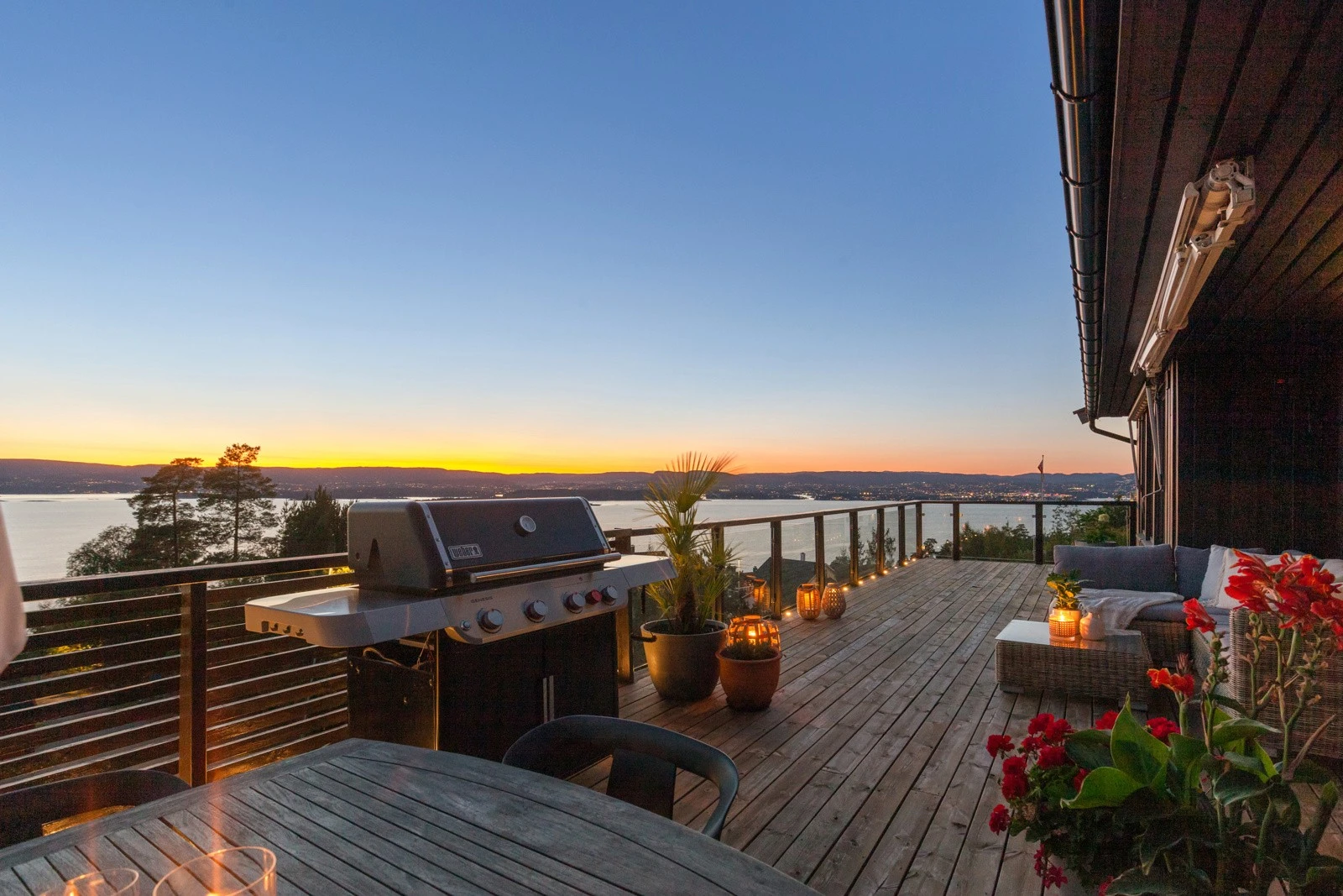 Store gode terrasser
med utsikt fra Holmenkollen til Asker! Galleribilde