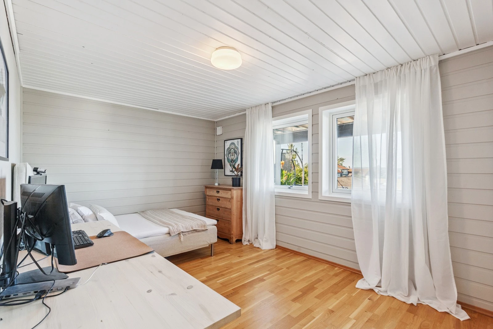 Totalt 5 soverom gir god plass for en stor familie med dine, mine og våre barn. 3 av soverommene er i 1 etg og alle har godt med garderobeskap. Galleribilde