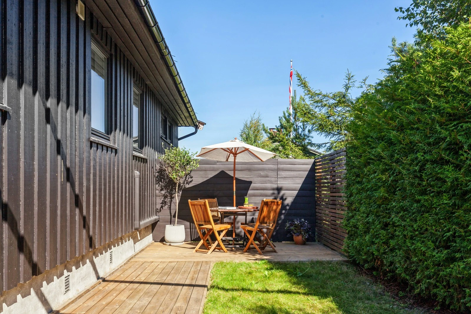 Boligens uteområdet er stort og flott opparbeidet. morgensolen kommer på baksiden. Her er alt tilrettelagt for en frokost eller lunsj i solen. Galleribilde