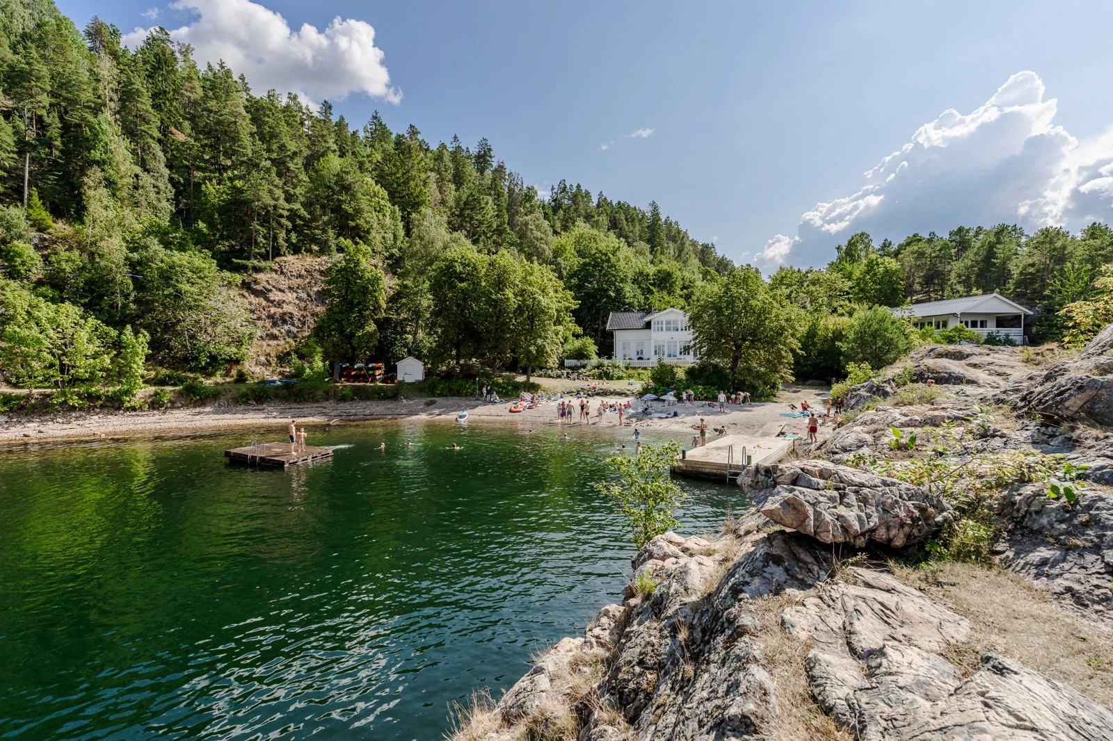 Det finnes flere badeplasser i nærheten, blant annet idylliske Alværn badestrand. Galleribilde