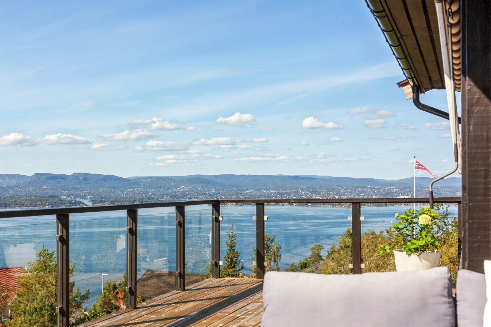 Flott eiendom med spektakulær utsikt og prima beliggenhet! Velkommen til Bjørnelia 40, presentert av Anne Elisabeth Naper Galleribilde