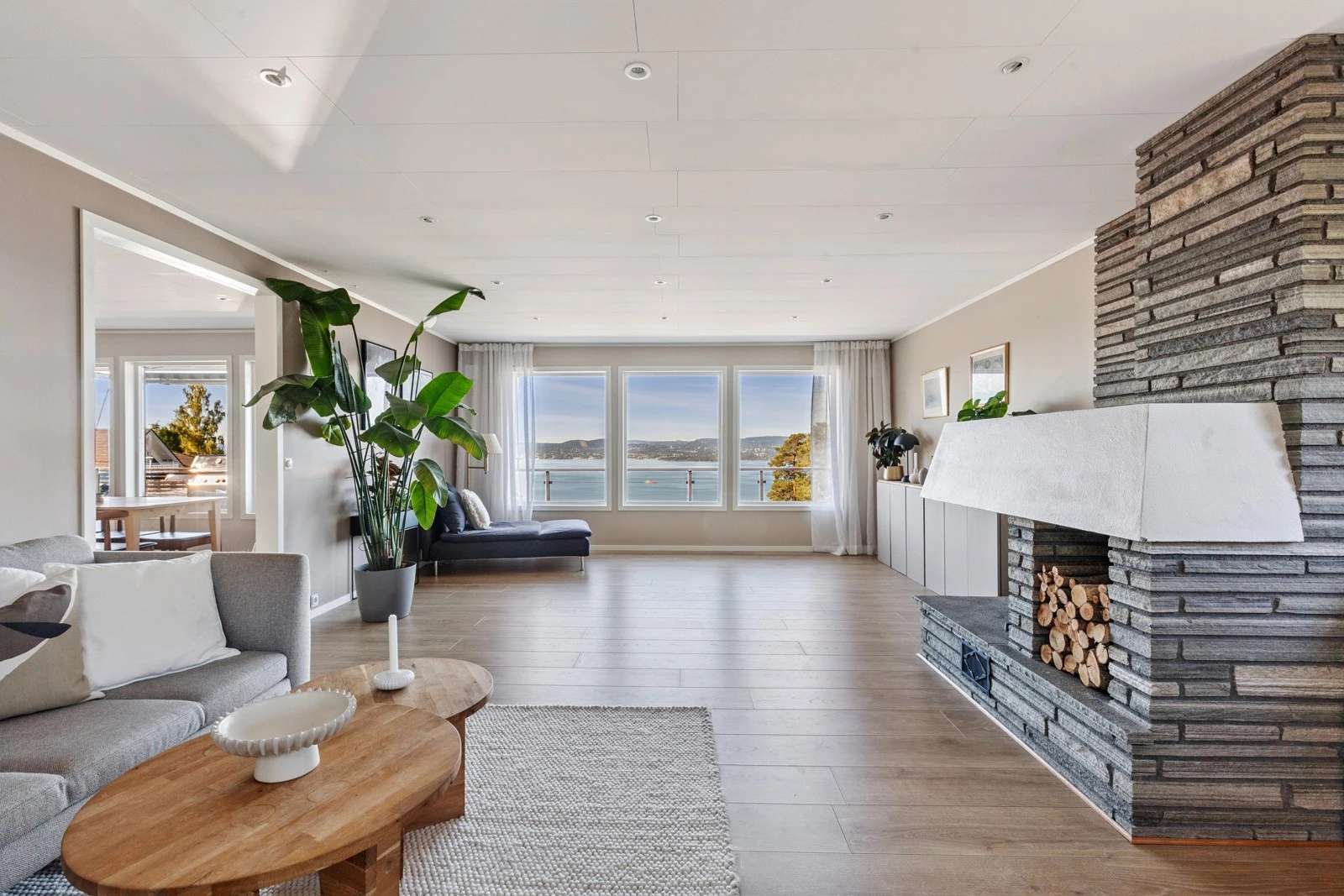 I tillegg kan en fyre i peisen om det er ønskelig, for enten varme eller kosen sin skyld. Galleribilde