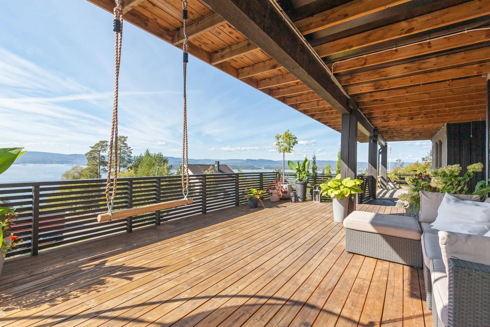 Et fantastisk sted å kunne slippe barna løs, eller sole seg når været tilbyr dette. Galleribilde