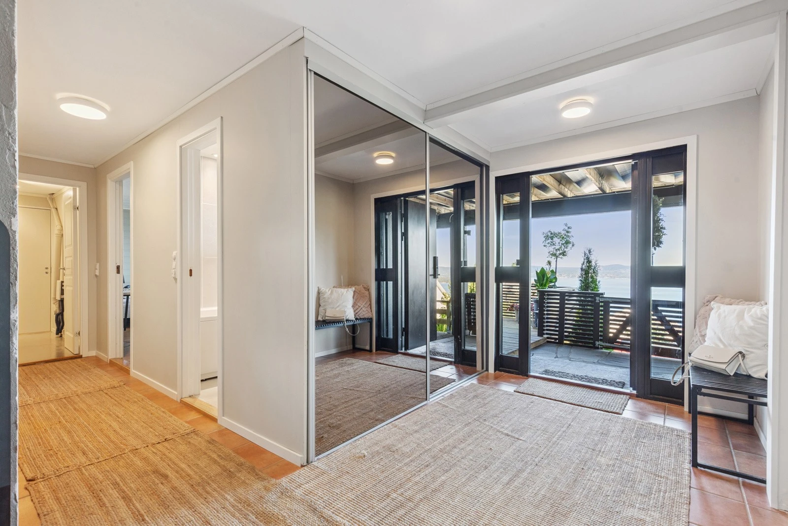 Boligen ønsker deg velkommen med et overbygget inngangsparti som gir en lun og beskyttet adkomst. Galleribilde