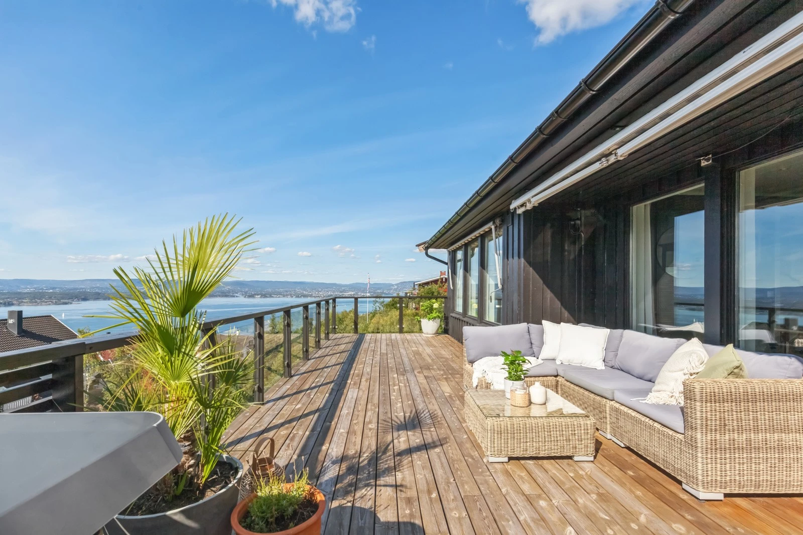 Det er god plass til ønsket møblement. Her har selger valgt romslige utemøbler for ekstra komfort. Galleribilde