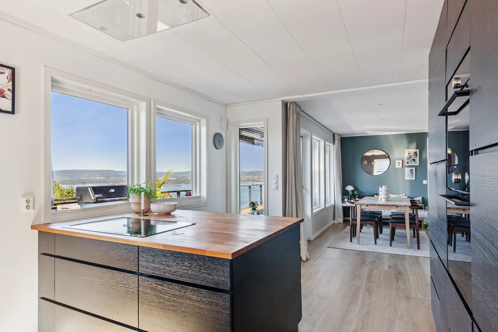 Her finner du integrerte hvitevarer som stort kjøleskap, oppvaskmaskin, stekeovn og stor platetopp - alt du trenger for en effektiv hverdag Galleribilde