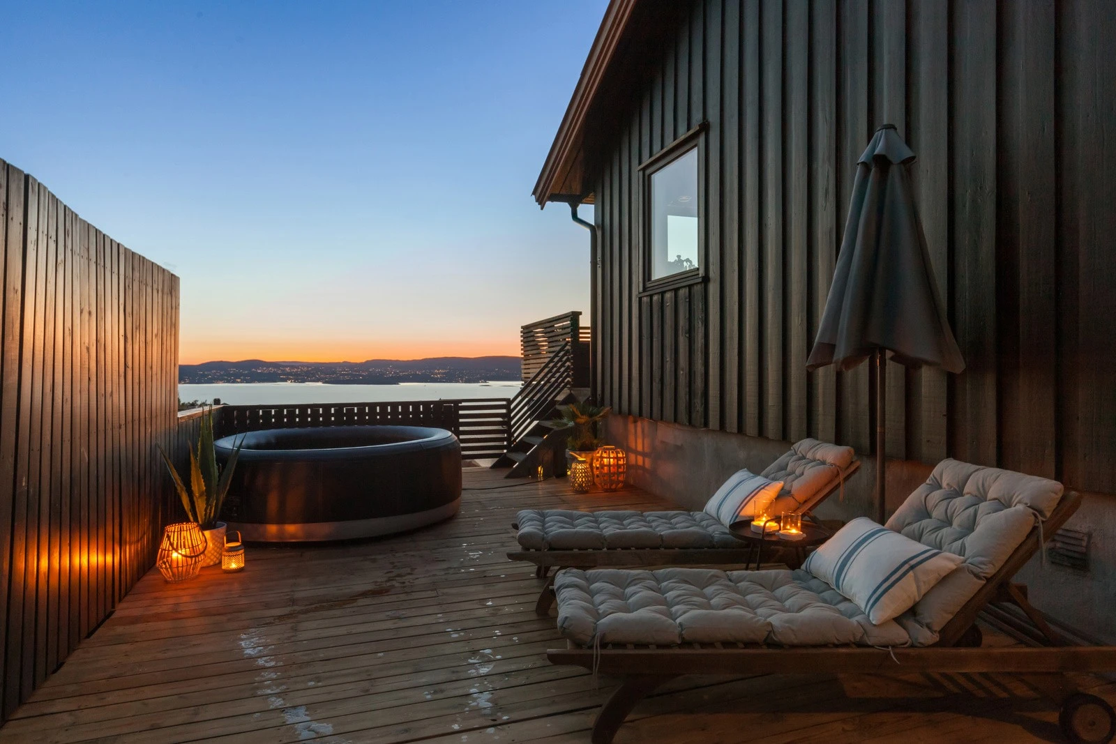 Med nesten 200 kvm terrasse har man god plass til å nyte både sene sommerkvelder og solfylte dager. Galleribilde