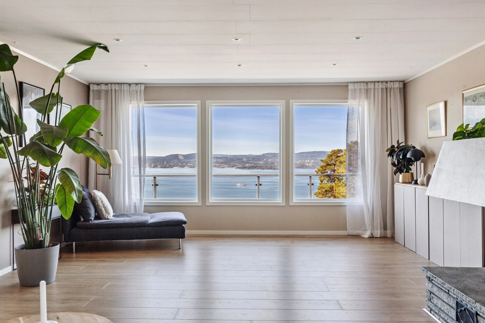 Godt med lys fra de store vindusflatene og flott utsikt fra alle oppholdsrom. Galleribilde