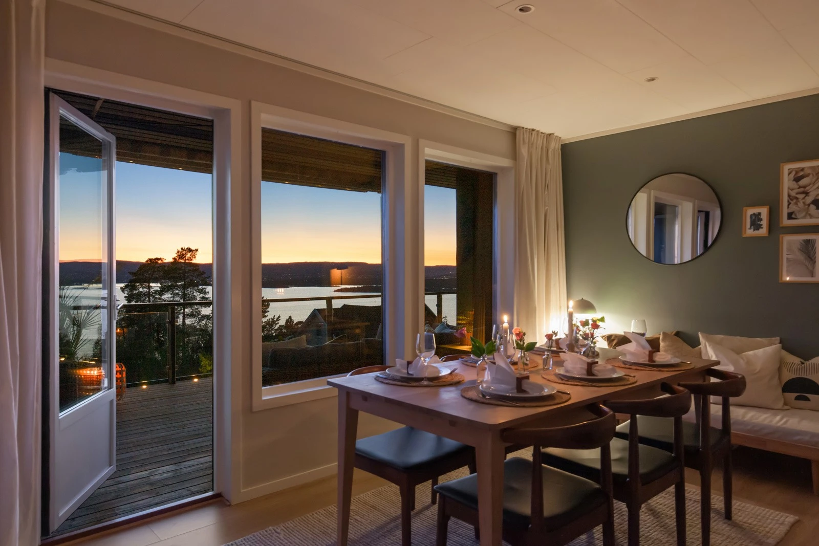 Spisestue er åpnet opp til en moderne og sosial løsning, med utgang til terrasse. Galleribilde