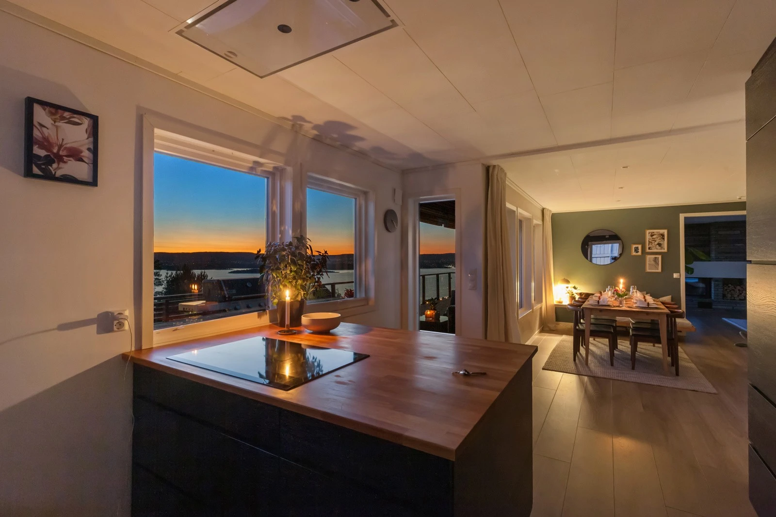 Lekkert kjøkken med fin åpen løsning mot spisestuen og videre inn mot stuen. Kjøkkenet er moderne og praktisk utformet. Galleribilde