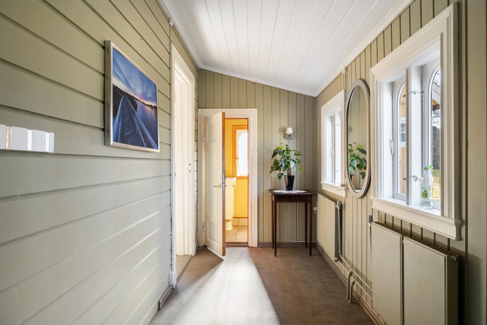 I tilknytning til entreen og soverommet i første etasje er det et gjestetoalett. Galleribilde