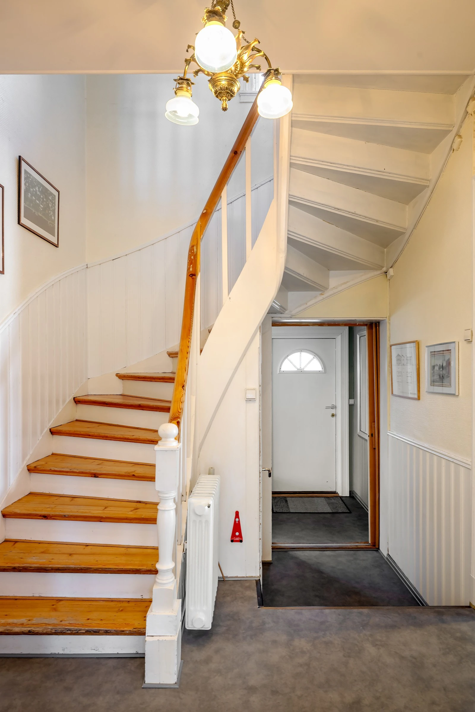 Trappen mellom første og andre etasje har en klassisk stil og gir et vakkert preg til boligen. Galleribilde