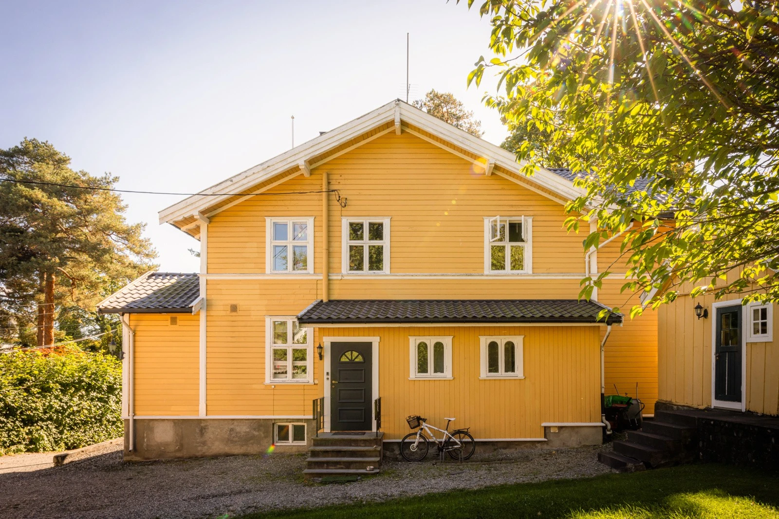 Villaen har en vakker arkitektur med sjarmerende detaljer. Mange av boligene arkitekt Ove Ekman tegnet, er preget av en kombinasjon av historiske elementer, ofte inspirert av sveitserstil og nyrenessanse. Galleribilde