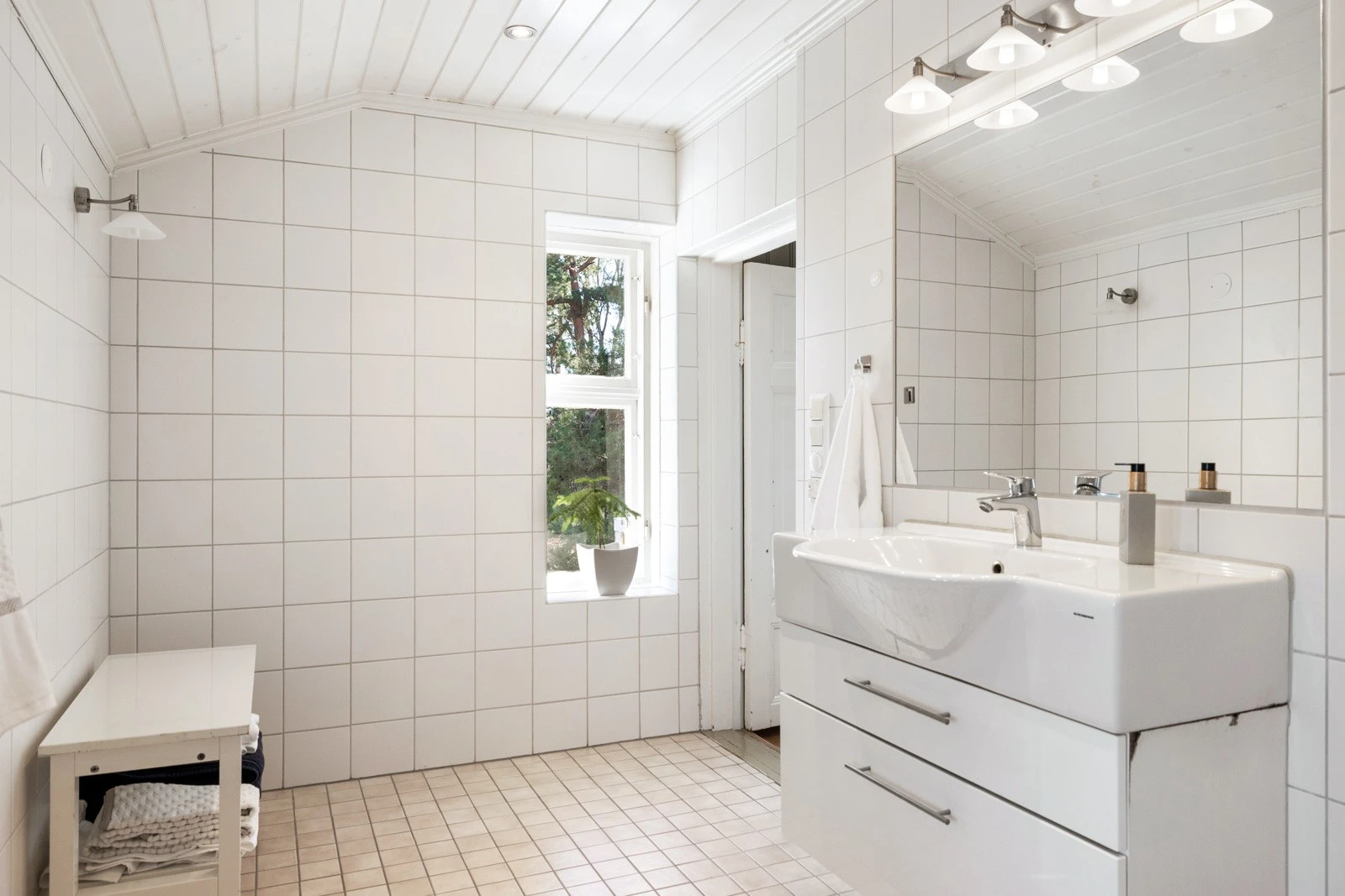 Badet ble pusset opp i 2007 og er pent innredet med lyse fliser på gulv og vegger. Galleribilde