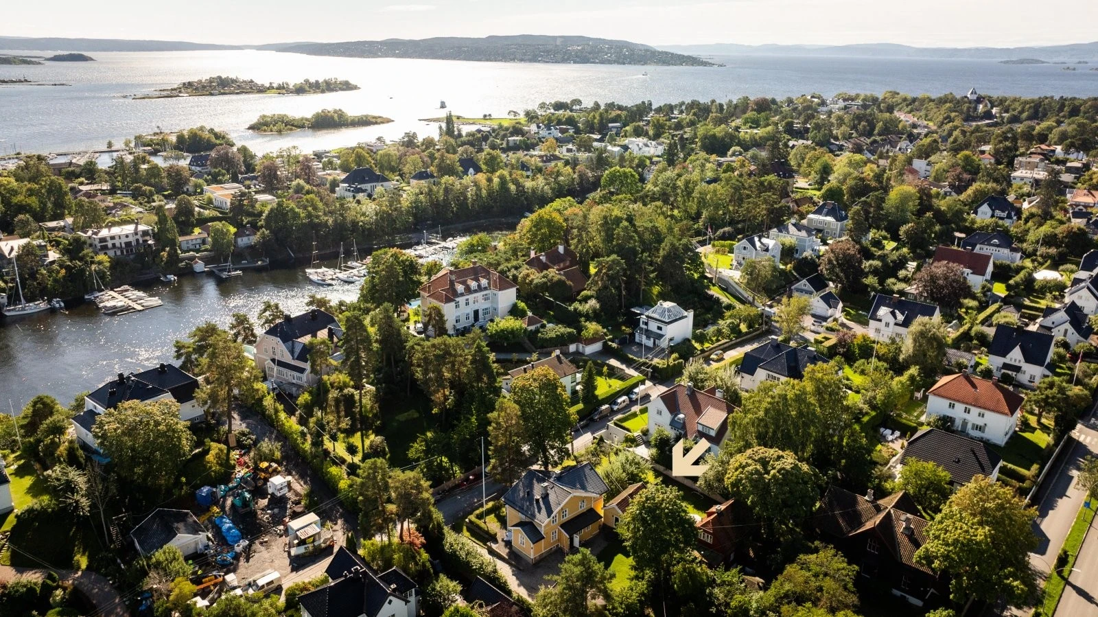 Det er gangavstand til vakre strender og kyststier, samt offentlig kommunikasjon og gode servicetilbud. Nærområdet byr på bl.a. to nærbutikker, café og Lanternen Brasserie & Bar. For øvrig er Bygdøy kjent for sine museer. Galleribilde