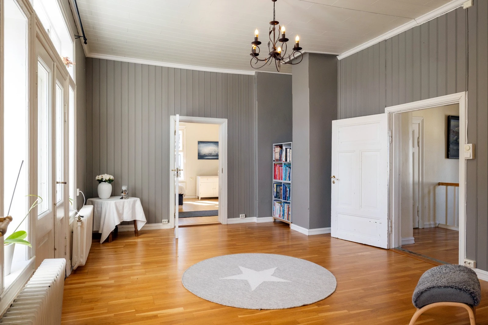 Dette er et lyst og luftig rom med klassisk og sjarmerende uttrykk. Galleribilde