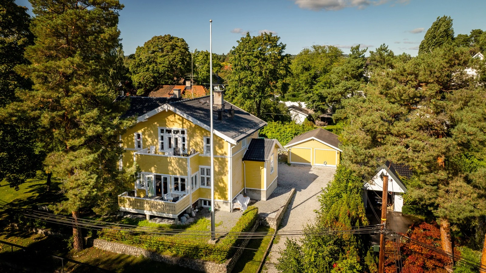 Velkommen til Christian Benneches vei 11 - en nydelig villaeiendom med svært ettertraktet beliggenhet på Bygdøy. Galleribilde