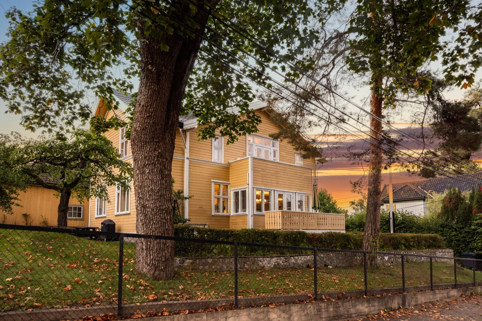 Villaen er over tre plan inkludert kjelleretasje, og har et areal på 279 kvm. Galleribilde