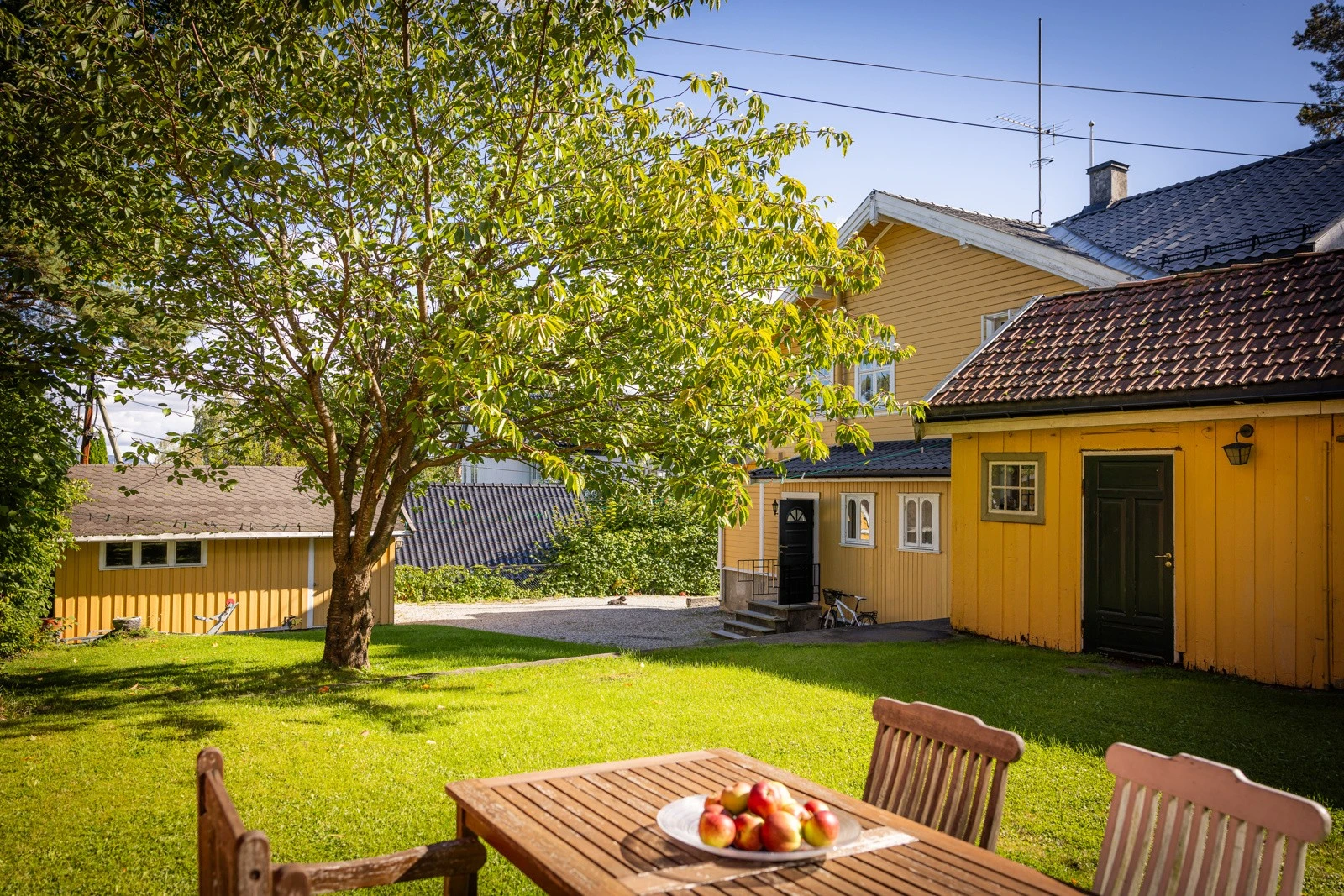 Blant Ekmans mest kjente prosjekter er flere villaer på Frogner, Majorstuen og Bygdøy. Villaene ble ofte bygget for byens øvre middelklasse og forretningsfolk, og mange av dem står fremdeles i dag, spesielt i områdene som vestkanten av Oslo. Galleribilde