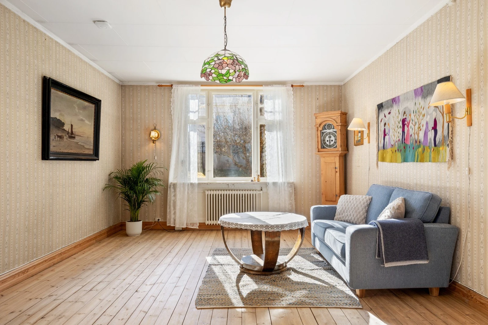 Stue med luftig og romslig utforming. Galleribilde