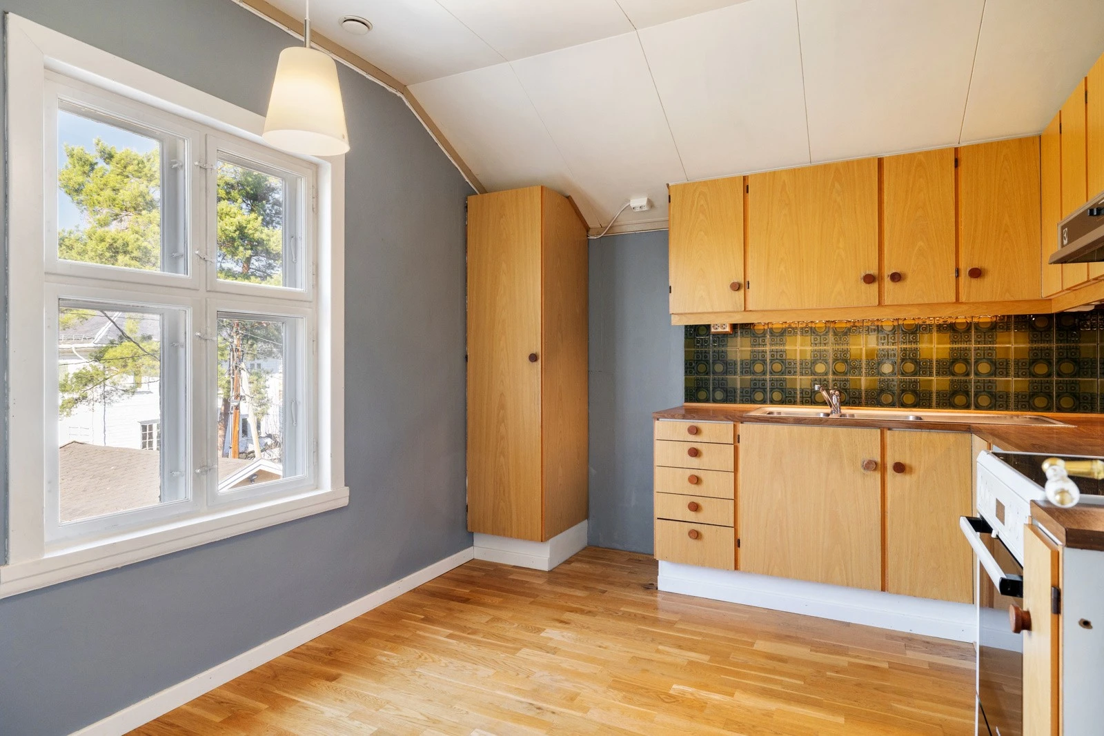 Kjøkkenet i annen etasje kan for eksempel omgjøres til et femte soverom. Galleribilde