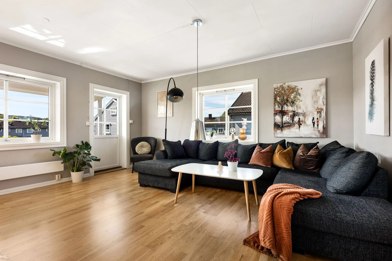 Romslig stue med god plass til sofagruppe, spisegruppe, tv-seksjon og øvrig ønsket møblement. Galleribilde