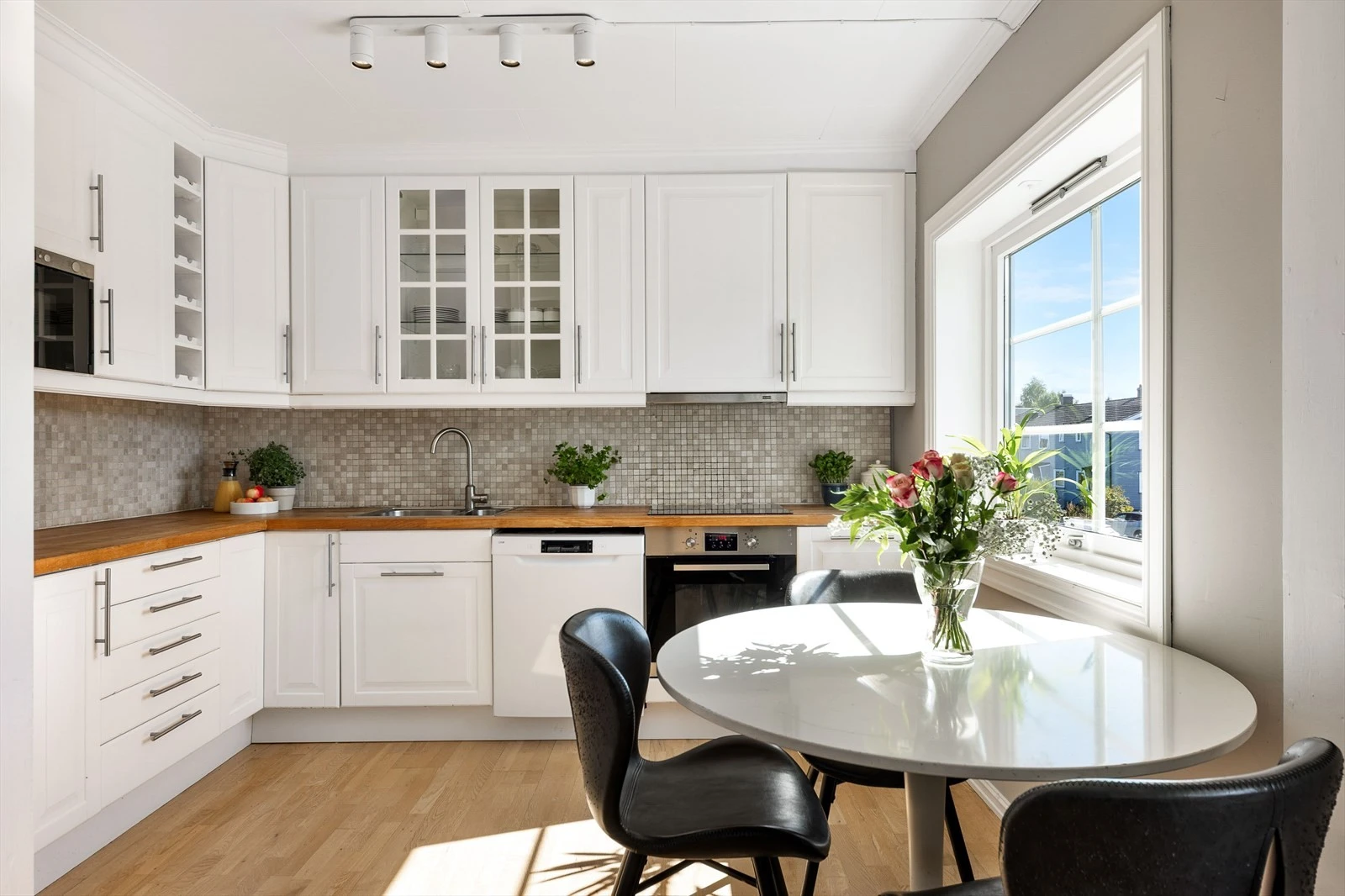 Meget smakfullt kjøkken med gode oppbevaringsmuligheter i over- og underskap. Galleribilde