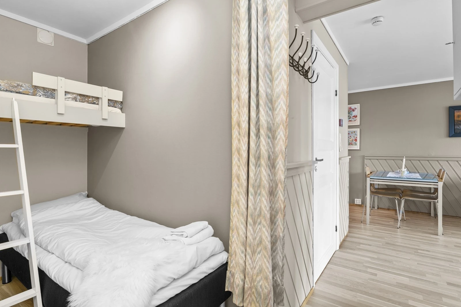 Sovealkove, avskilt fra stuen med et gardin. Galleribilde