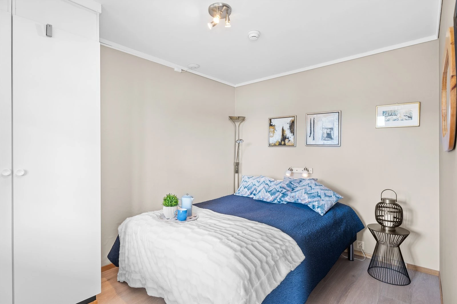 Romslig soverom med plass til seng og garderobeløsning. Galleribilde