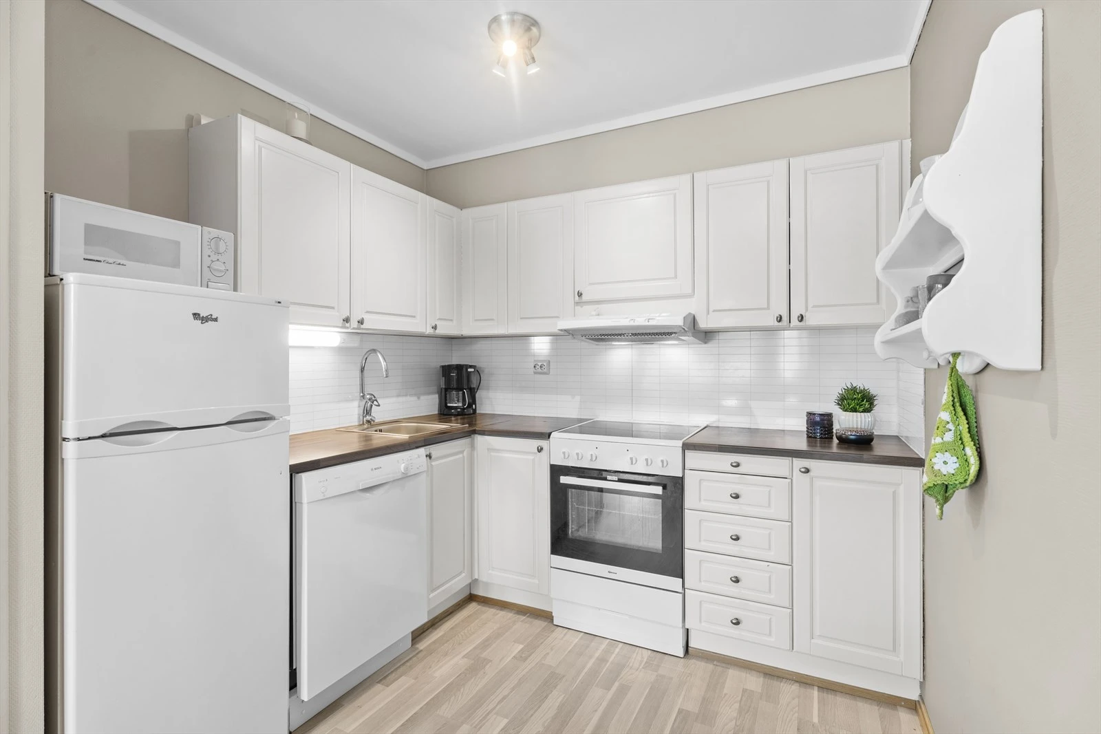 Praktisk kjøkken i lys stilren farge. Galleribilde