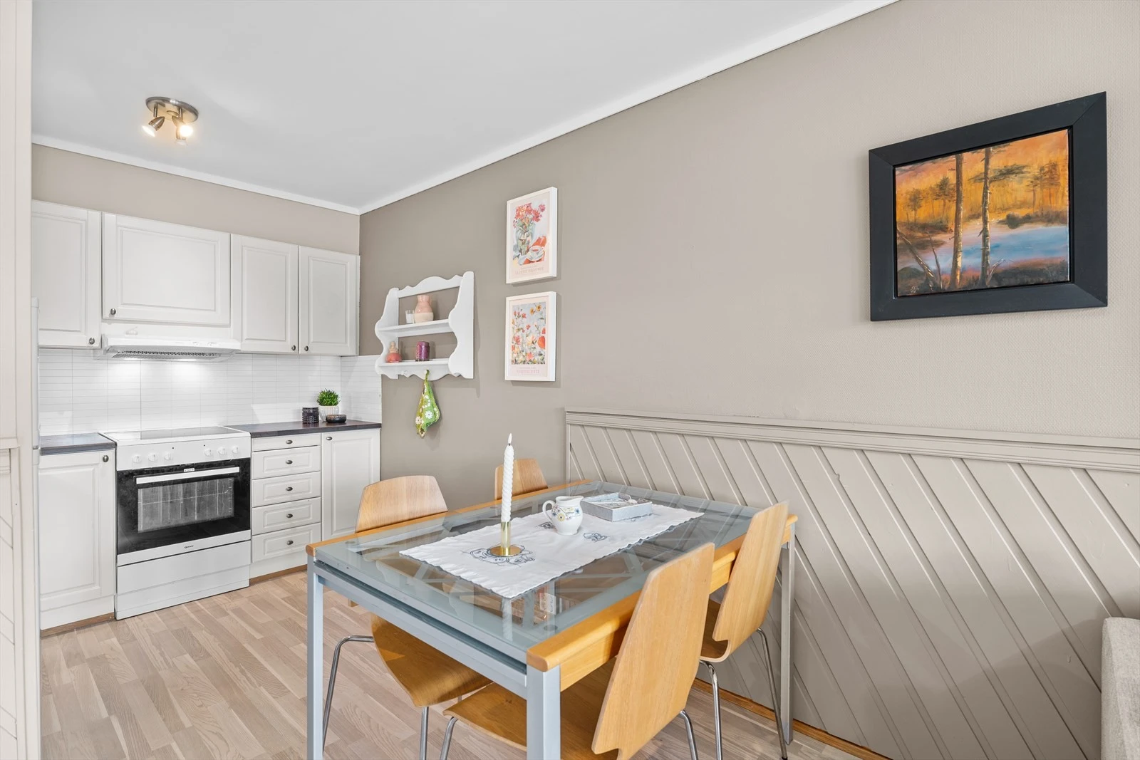 Gode skapplass for oppbevaring. Galleribilde