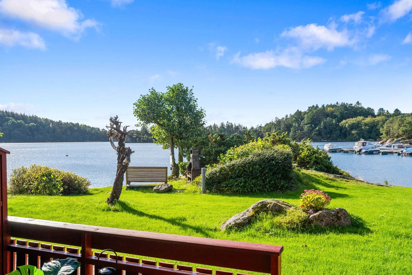 Nydelig utsikt over Skogsfjorden. Galleribilde