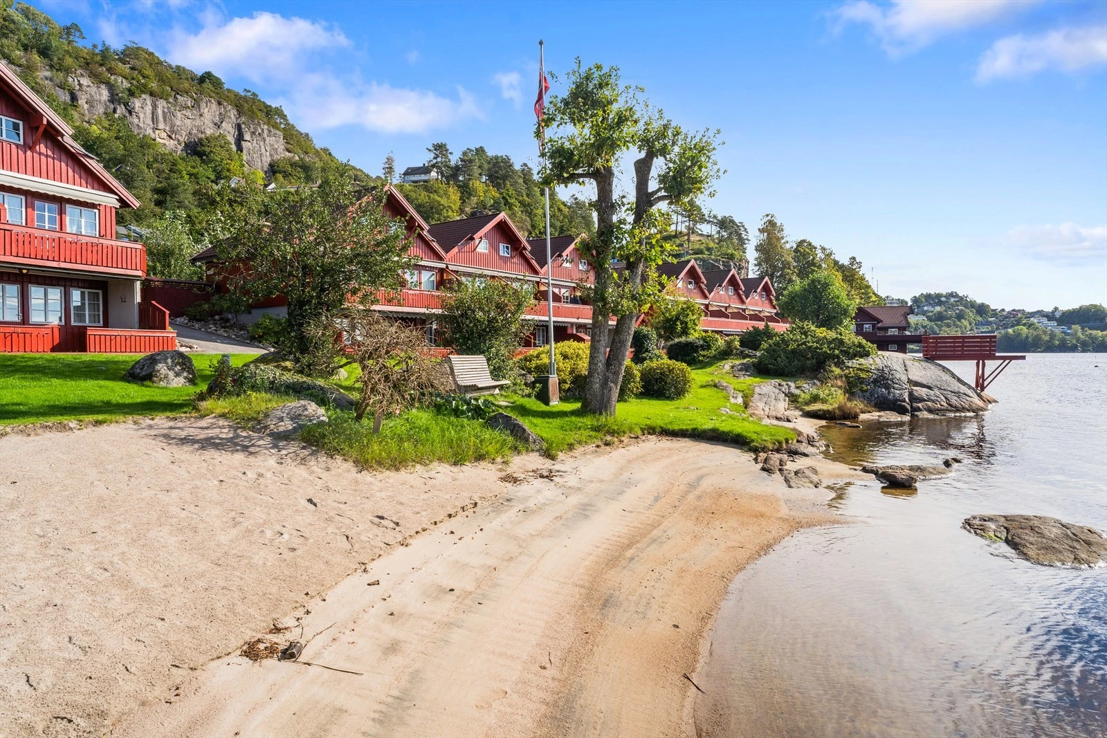 Tomten har felles eiendom med strandlinje, en deilig sandstrand, bryggeanlegg og flotte uteplasser. Galleribilde