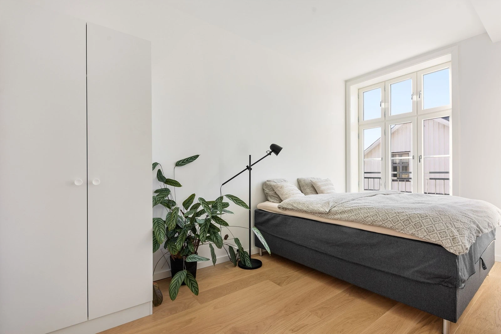 Leiligheten har to lyse og gode soverom. Hovedsoverom har god plass til dobbeltseng og annen mindre møblering Galleribilde