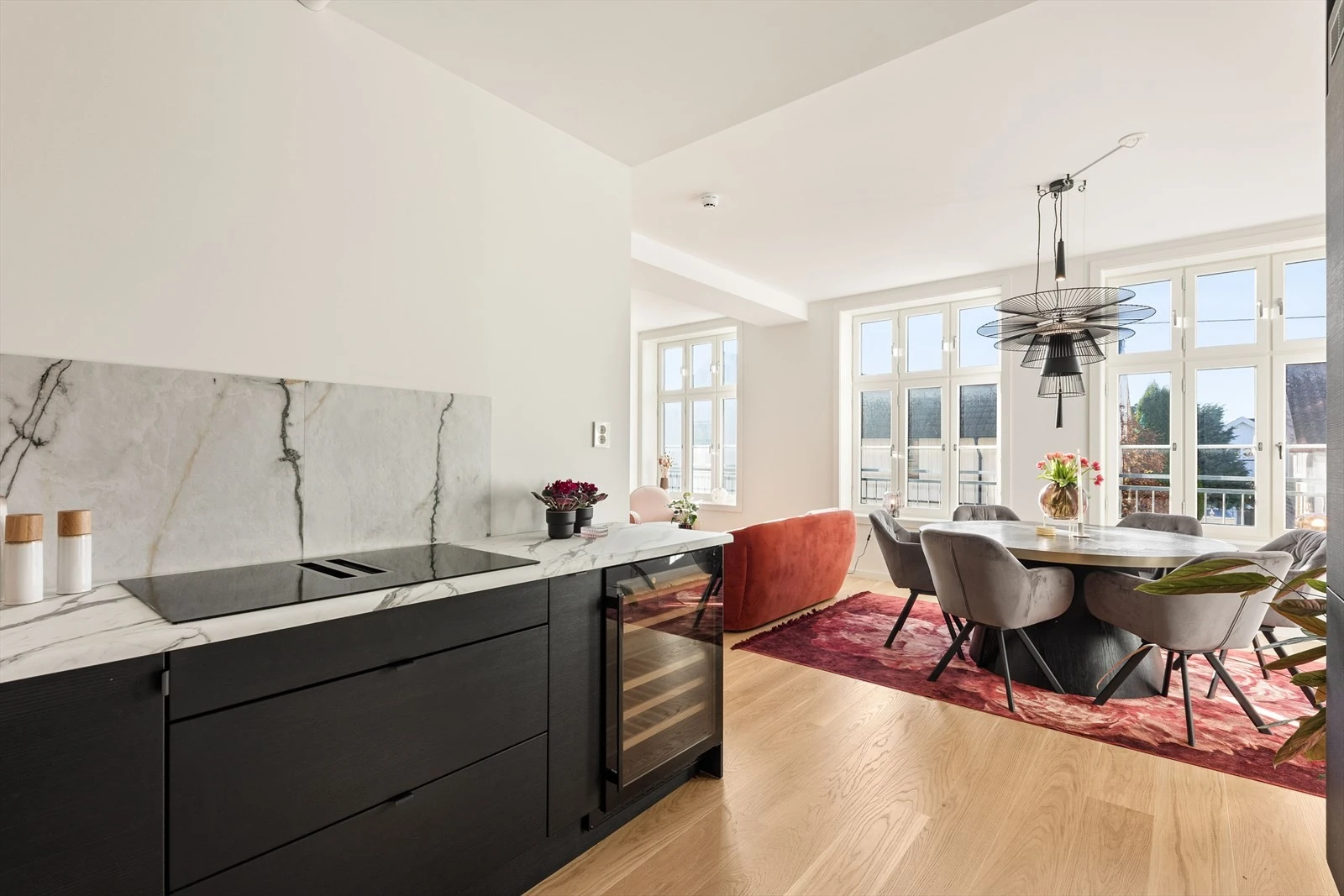 Det er integrert kjøl/fryseskap, stekeovn, platetopp med avtrekk, oppvaskmaskin og vinskap Galleribilde