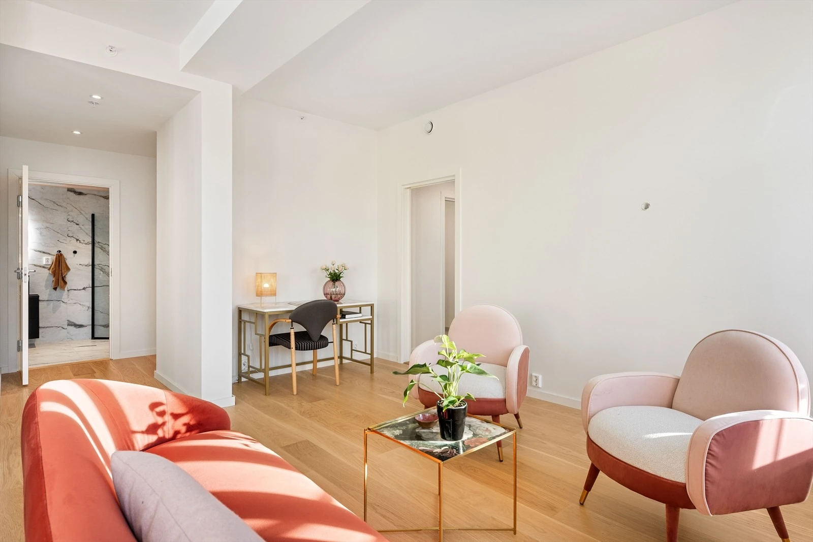 Stuen tilbyr god møbleringsfrihet og det er god plass til både sofagruppe og spisegruppe Galleribilde