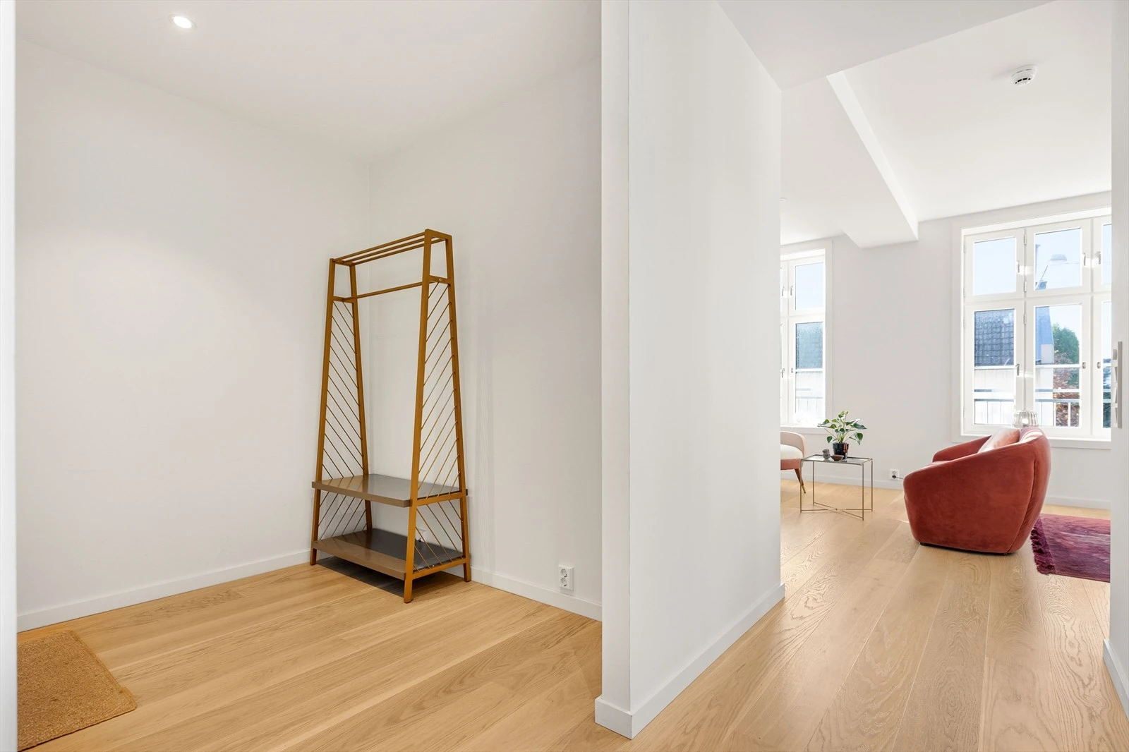 Fra felles innvendig gang, kommer du inn i en romslig entré, velkommen inn! Her er det god plass til sko og yttertøy. Muligheter for å sette opp garderobeskap Galleribilde