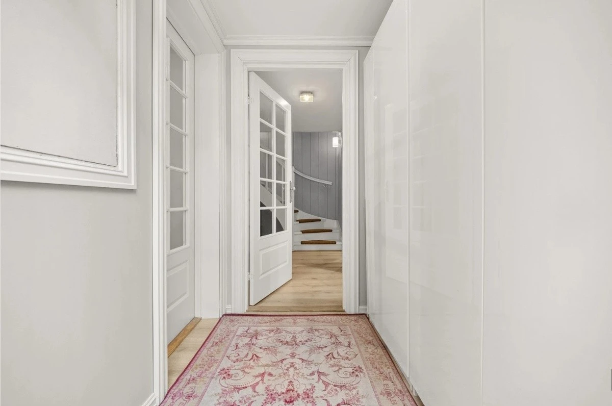 Innbydende gang, dører vil byttes ut med branndører innen innflytning Galleribilde