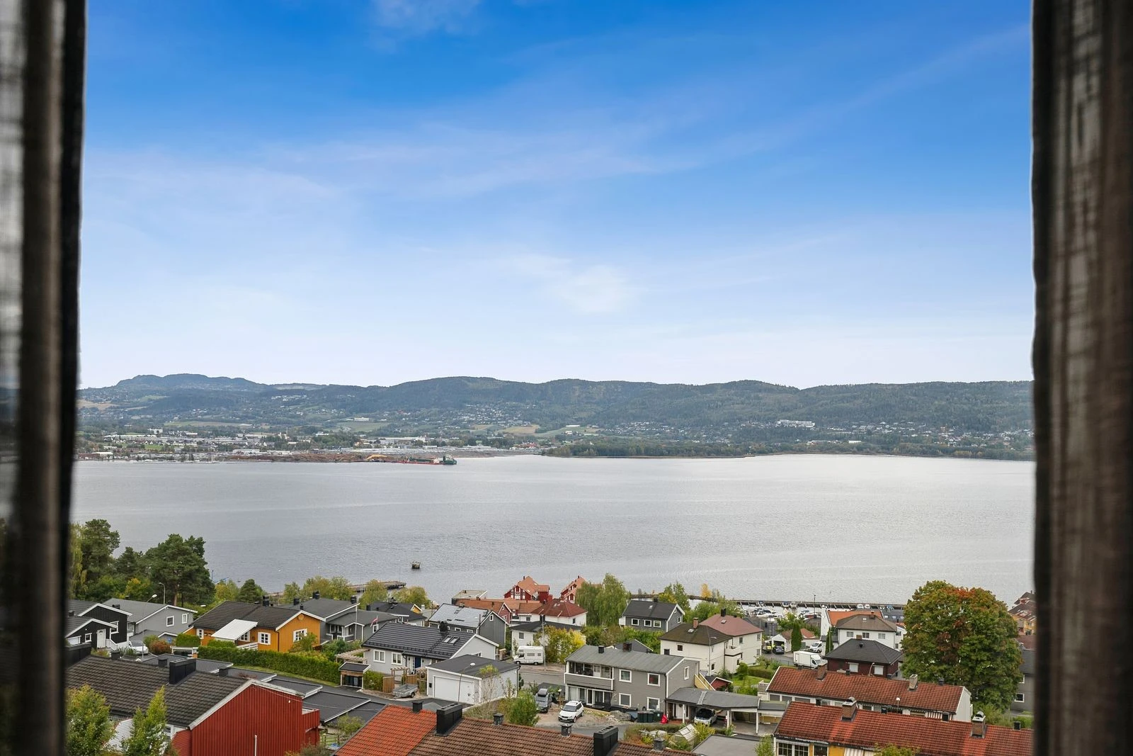 Fjordutsikten fra stuen må oppleves - rett og slett magisk!