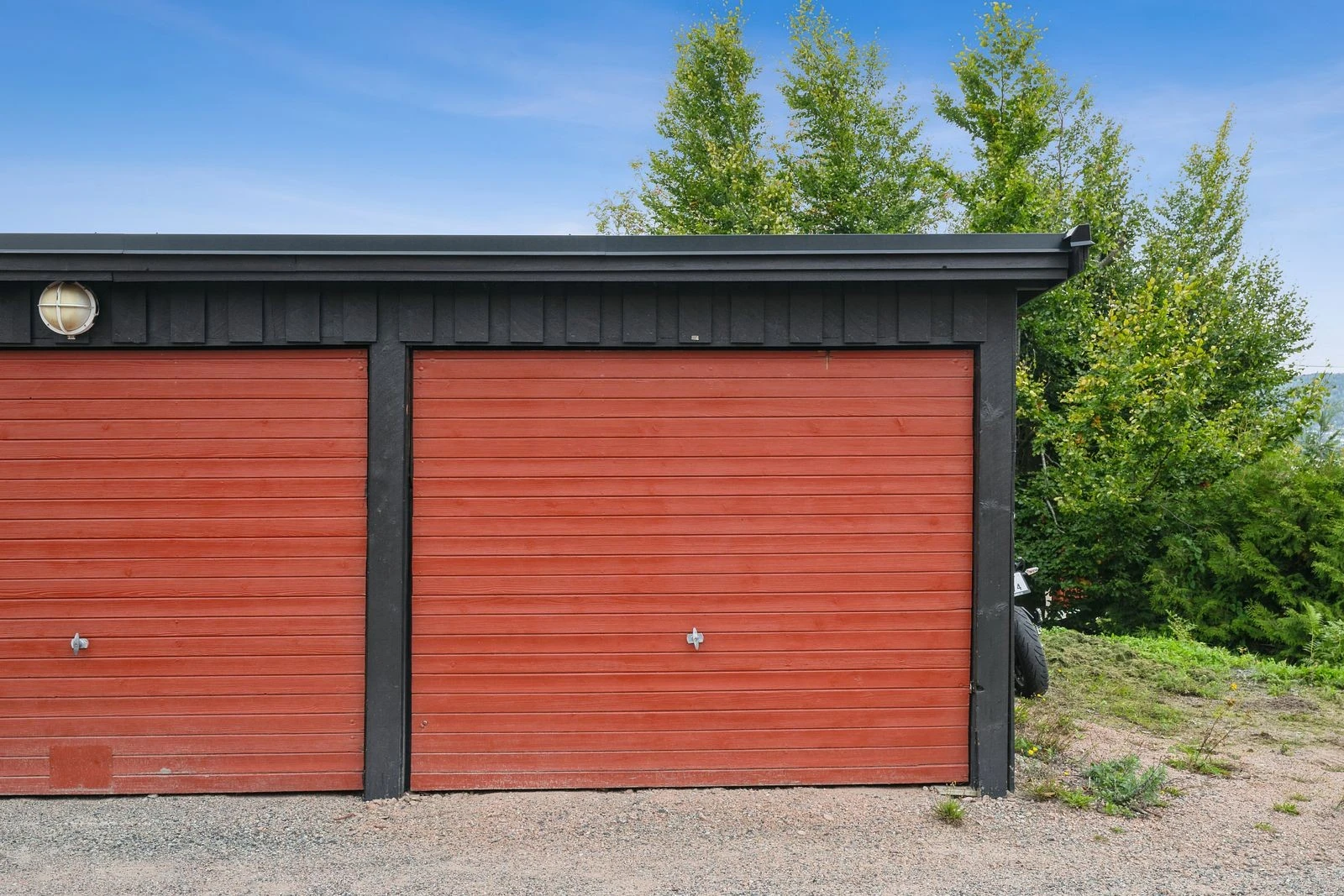 Garasjeplass i garasjerekke - praktisk og moderne.