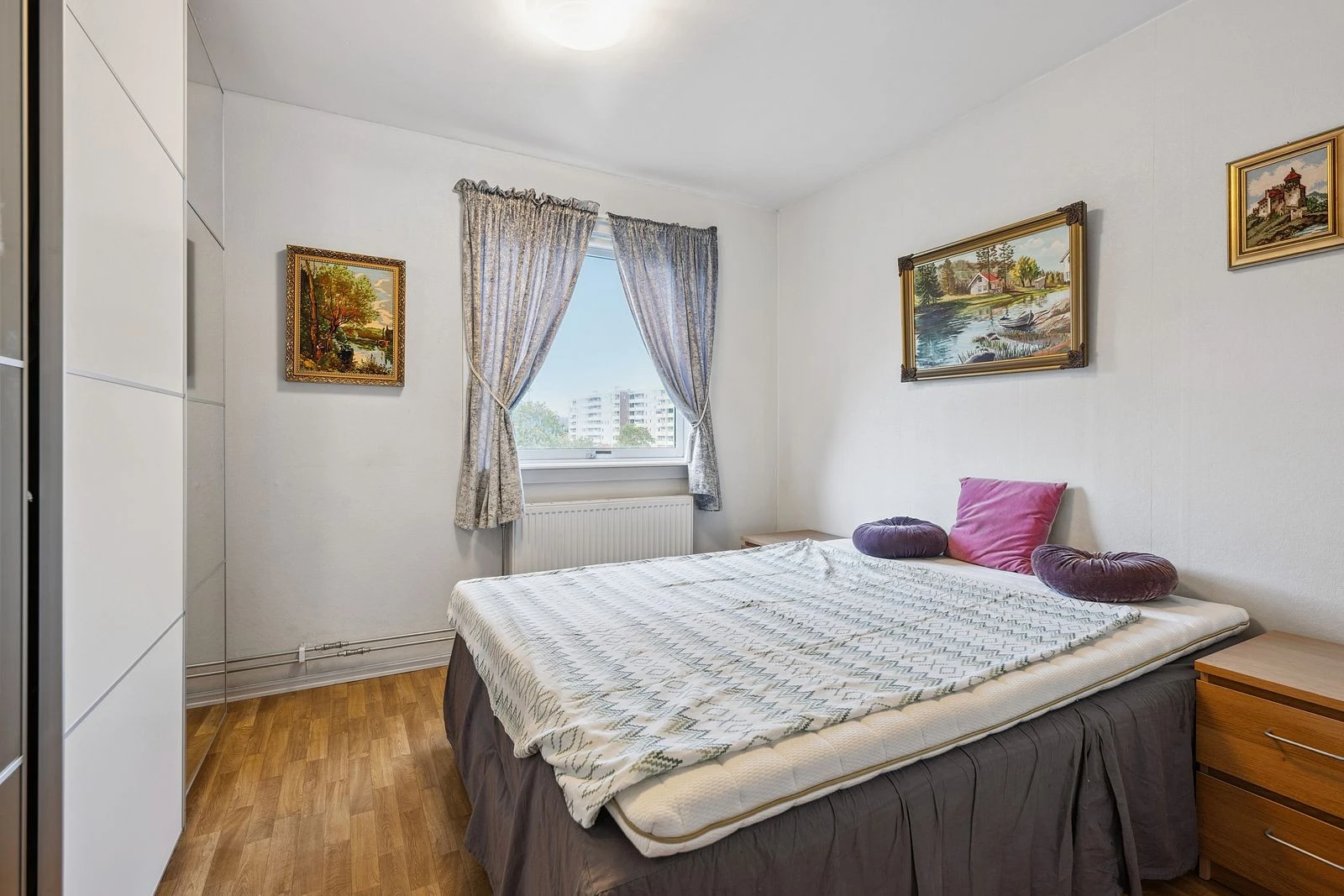 Soverom 1 - Romslig hovedsoverom med skyvedørsgarderobe.