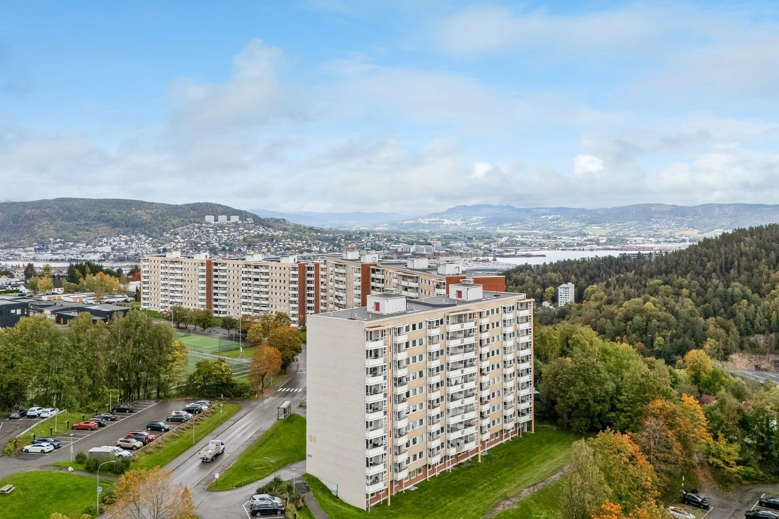 Området byr på et godt utbygget lysløypenett i marka nær eiendommen.