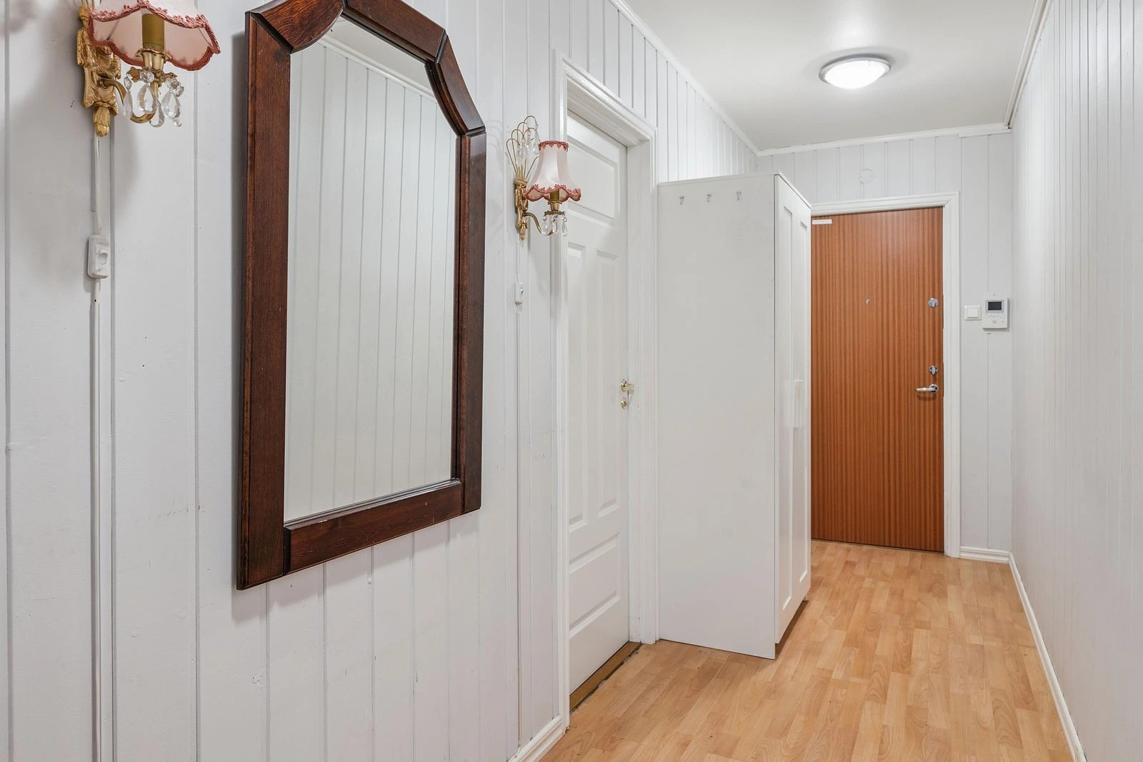 Entreen holder lyse farger, velkommen inn!