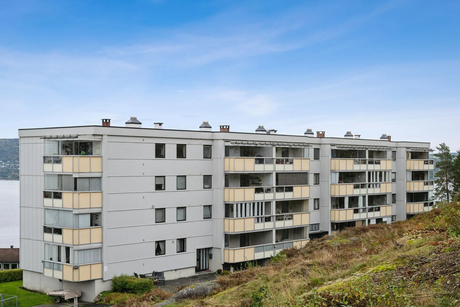 Det er umiddelbar nærhet til dagligvare, buss, barnehage, barneskole og idrettsanlegg.